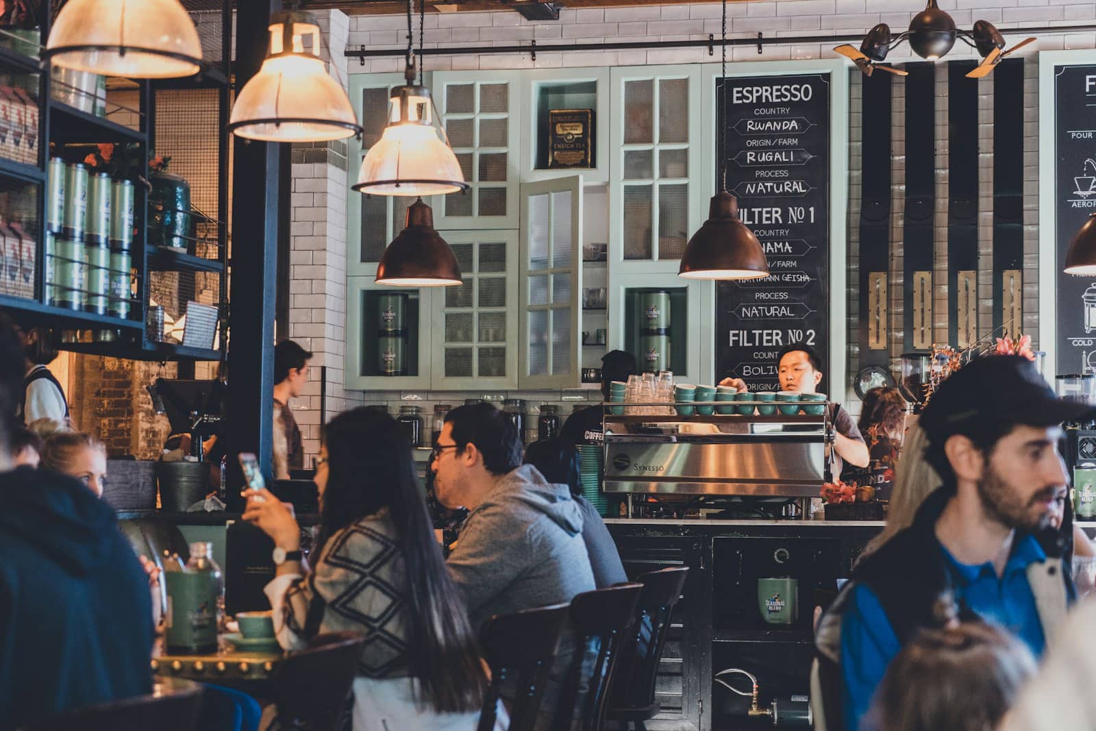 Quán cafe đông khách giờ cao điểm